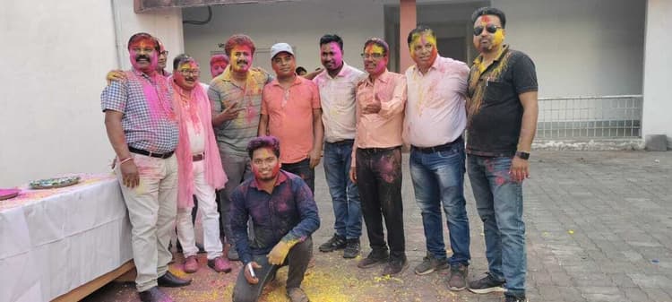 एक दूसरे को अबीर लगाकर दी होली की शुभकामनाएं