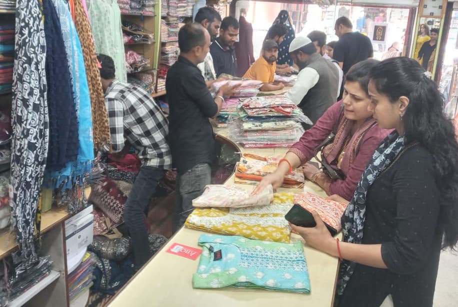 होली को लेकर गुलजार हुआ पूर्णिया का कपड़ा बाजार, उमड़ने लगे खरीदार