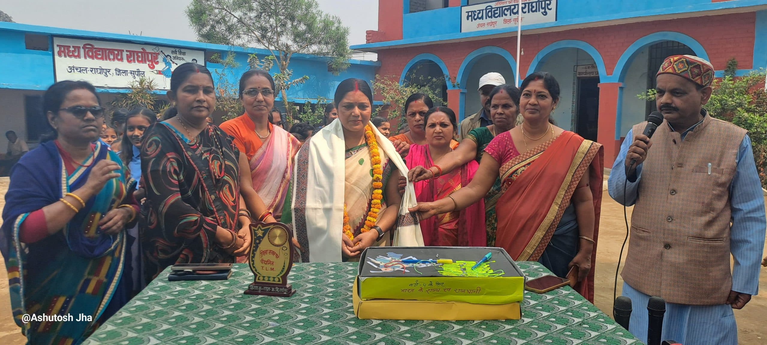 जिला स्तरीय टीएलएम प्रतियोगिता में मवि राघोपुर की शिक्षिका का हुआ चयन