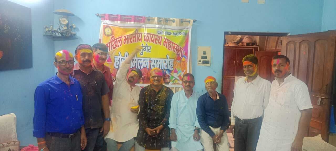 एक-दूसरे को गुलाल लगाकर दी होली की शुभकामनाएं