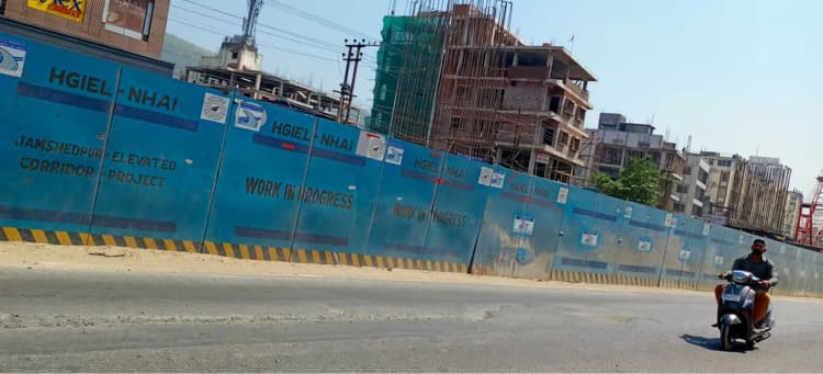 Jamshedpur News : एनएच-33 पर बैरिकेडिंग से परेशानी, दुकानदारों की रोजी पर संकट