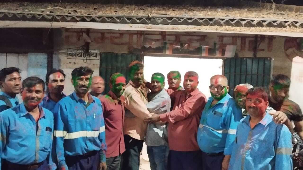 Jamshedpur news. सीमेंट कामगार यूनियन का होली मिलन समारोह