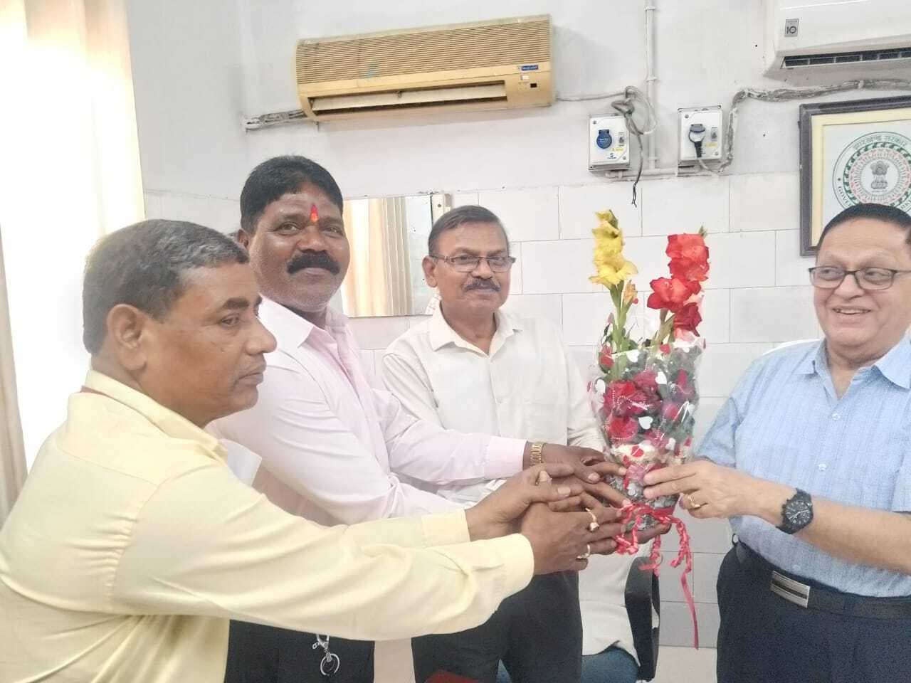 Jamshedpur News : स्वास्थ्य कर्मचारी संघ के सदस्यों ने अधीक्षक से की मुलाकात