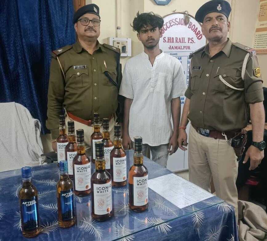 तेजस राजधानी एक्सप्रेस से शराब के साथ तस्कर गिरफ्तार