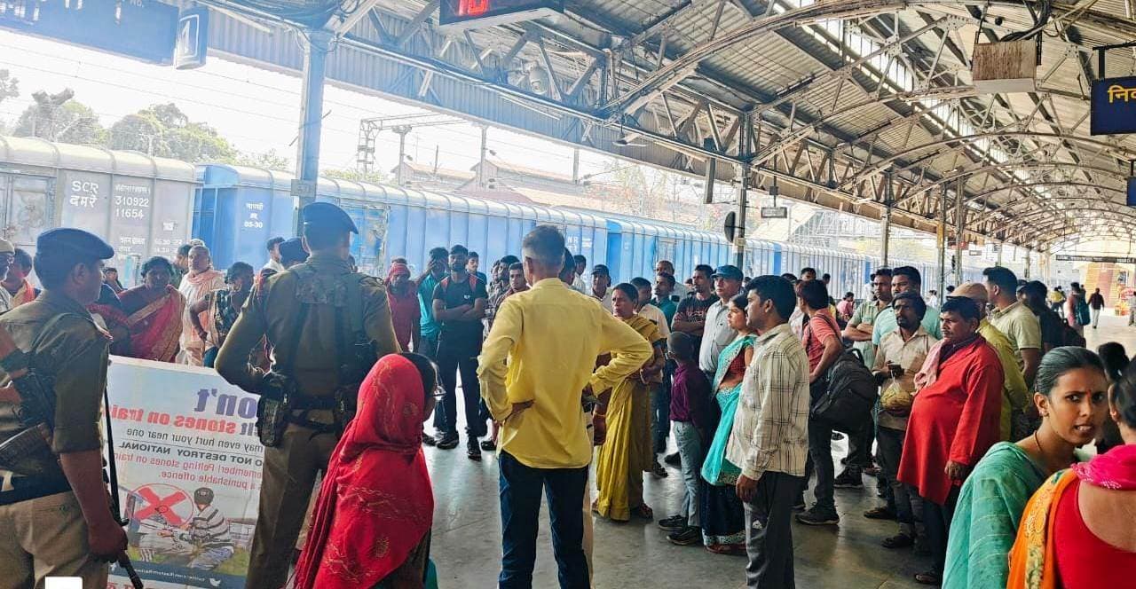 आरपीएफ ने जमालपुर स्टेशन परिसर में चलाया जागरूकता अभियान