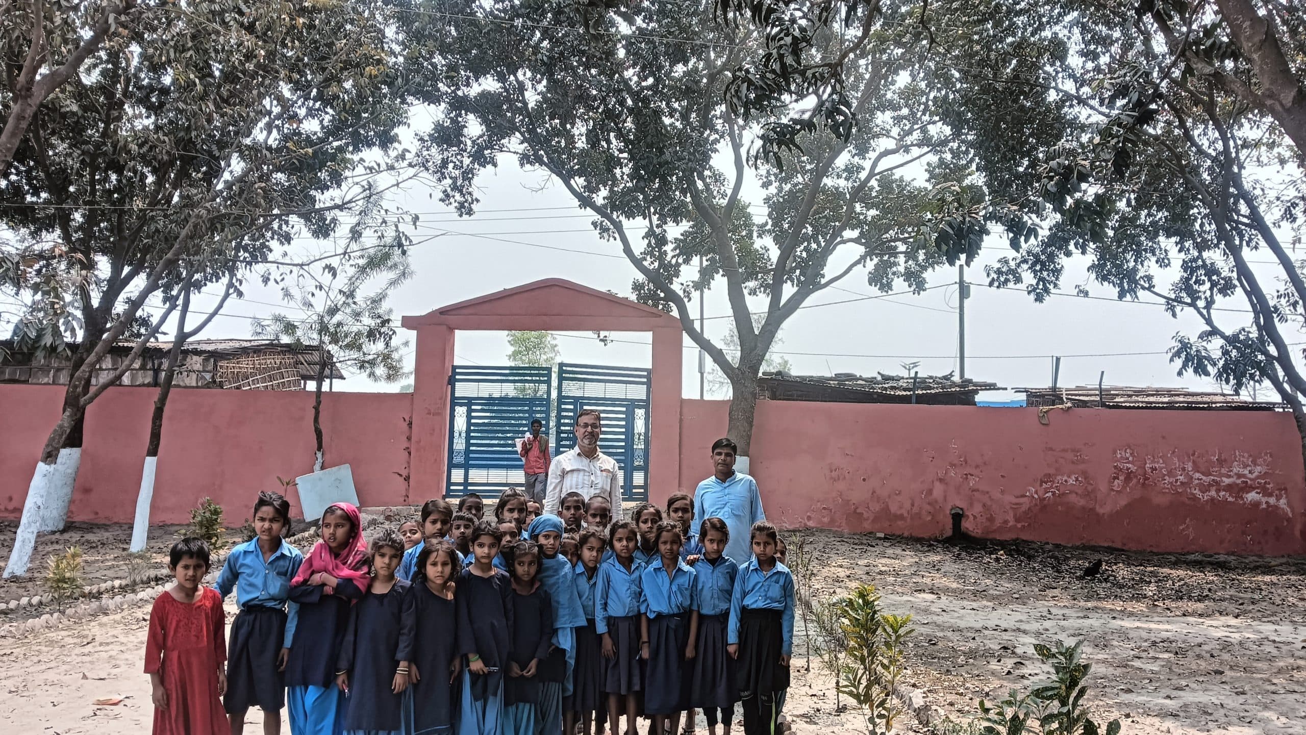 हाई वोल्टेज तार विद्यालय में दे रहा है दुर्घटना काे आमंत्रण