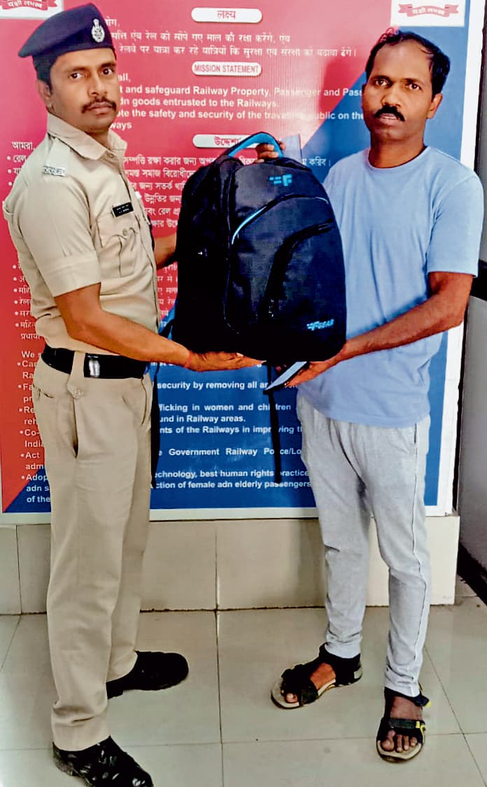 बांकुड़ा : आरपीएफ ने यात्री का खोया हुआ बैग लौटाया