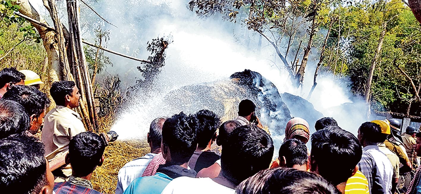 पुआल के ढेर में लगी भीषण आग