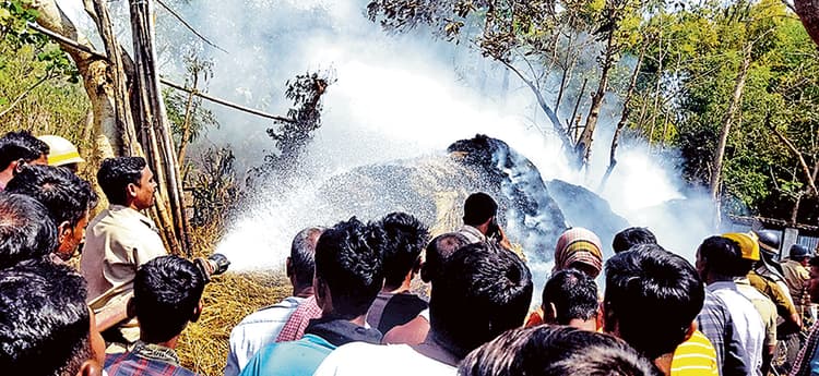 पुआल के ढेर में लगी भीषण आग