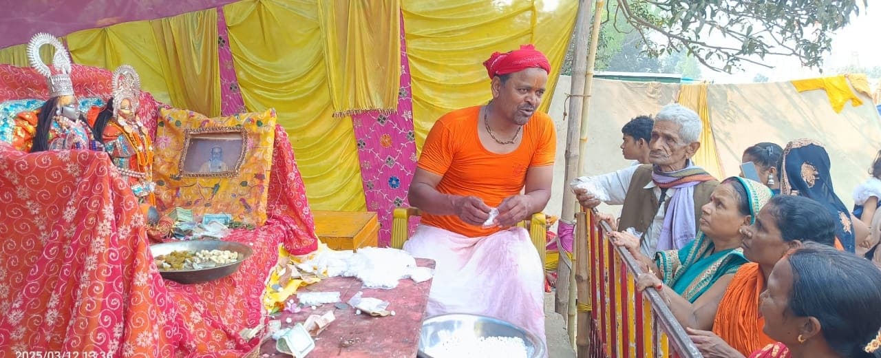 Madhubani News : परिक्रमा यात्रा के दौरान ग्रामीणों ने की पुष्पवर्षा