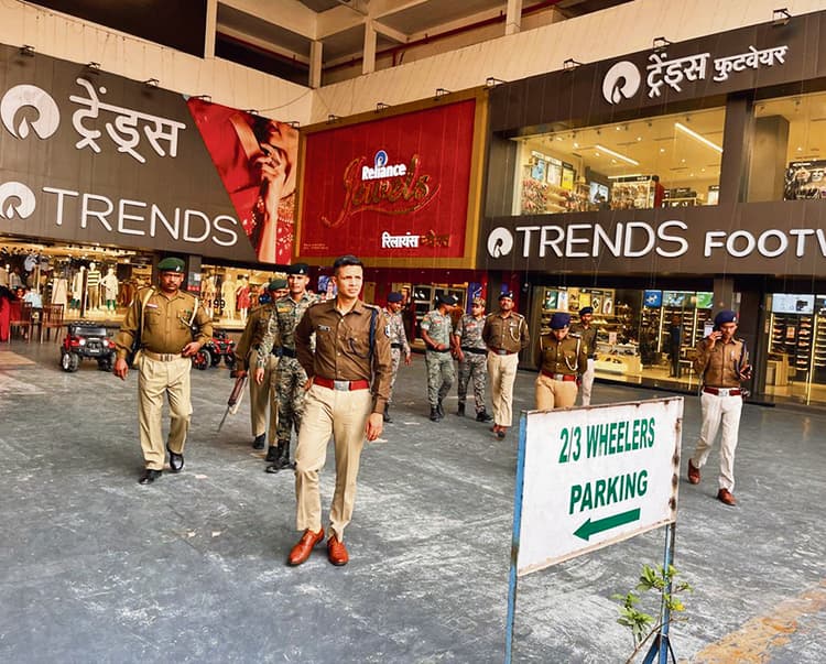 Gopalganj News : एसपी ने चौक-चौराहों व ज्वेलरी शॉप के साथ बाजार की सुरक्षा की जांच की