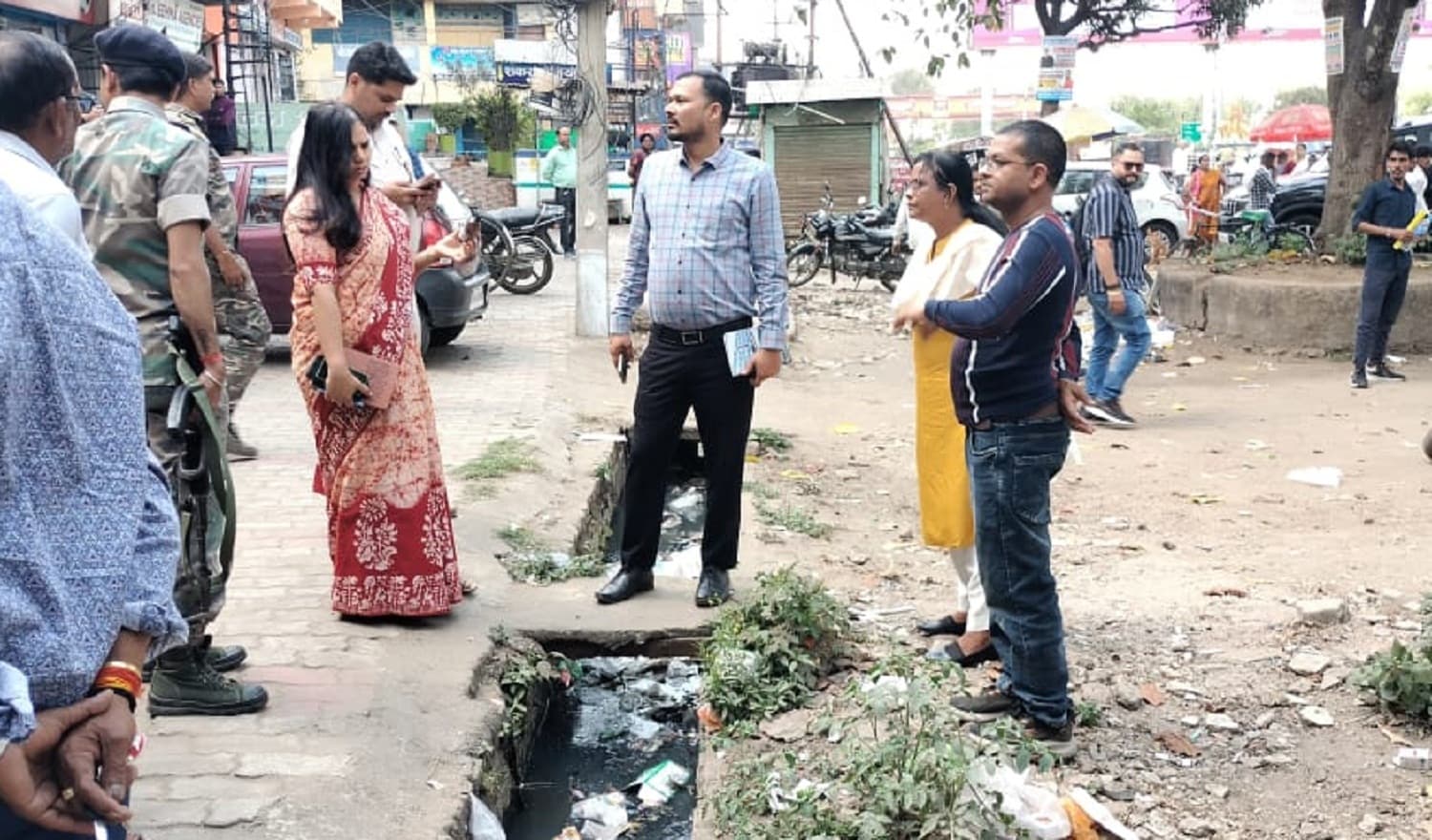 Bokaro News : निरीक्षण में मेडिकल दुकान के समीप मिली कफ सिरप की खाली बोतलें