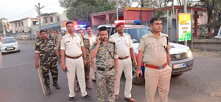 Bokaro News : पुलिस ने निकाला फ्लैग मार्च, संवेदनशील स्थल चिह्नित