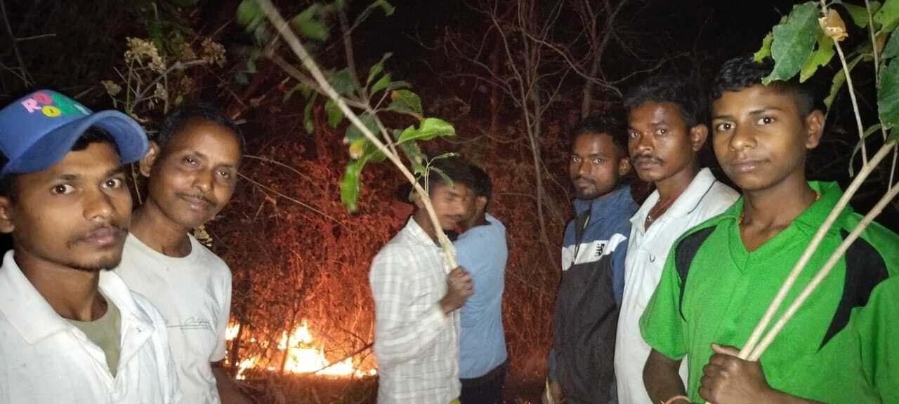 Bokaro News : झुमरा पहाड़ क्षेत्र के जंगल में लगी आग