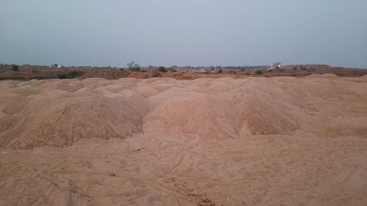 East Singhbhum News : बहरागोड़ा में अवैध बालू खनन व परिवहन के खिलाफ छापेमारी, 2600 सीएफटी बालू जब्त, तीन पर केस