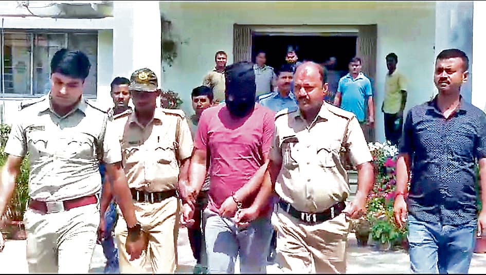 फर्जी आइएएस अफसर अरेस्ट, कई नेताओं से थे संबंध