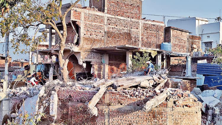 Ranchi News : एक दर्जन अवैध निर्माण हटाये गये