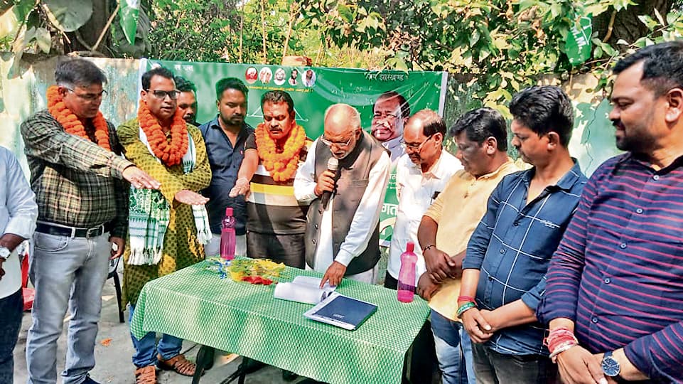 Jamshedpur News : झामुमो ने सिदगोड़ा शाखा का किया पुनर्गठन, विशु कुंभकार बने अध्यक्ष