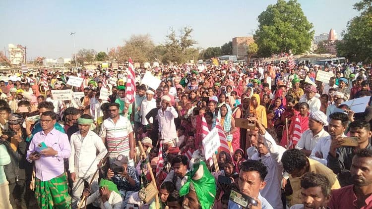 Jamshedpur News : मरांगबुरु को बचाने के लिए आदिवासियों ने गिरिडीह में निकाली जनाक्रोश महारैली