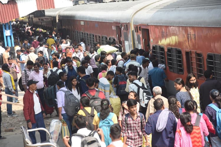Patna News : होली में भीड़ और ट्रेनों के लेट होने से यात्रियों का हाल बेहाल