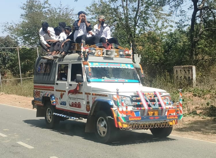 जान जोखिम में डाल कर परीक्षा लिखने जा रहे हैं बच्चे