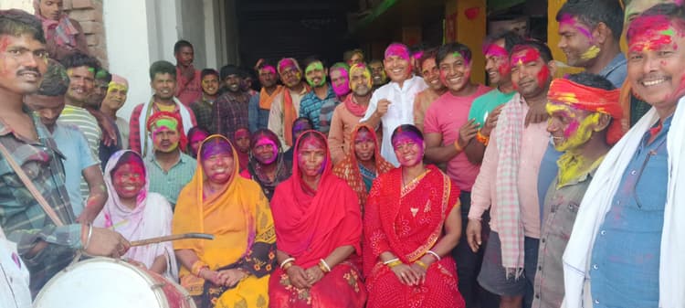 वार्ड पार्षद ने सभी सफाईकर्मियों को अंग वस्त्र देकर किया सम्मानित