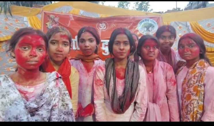 समारोह में गुलाल लगा गले मिलीं दुर्गा वाहिनी के बहनें