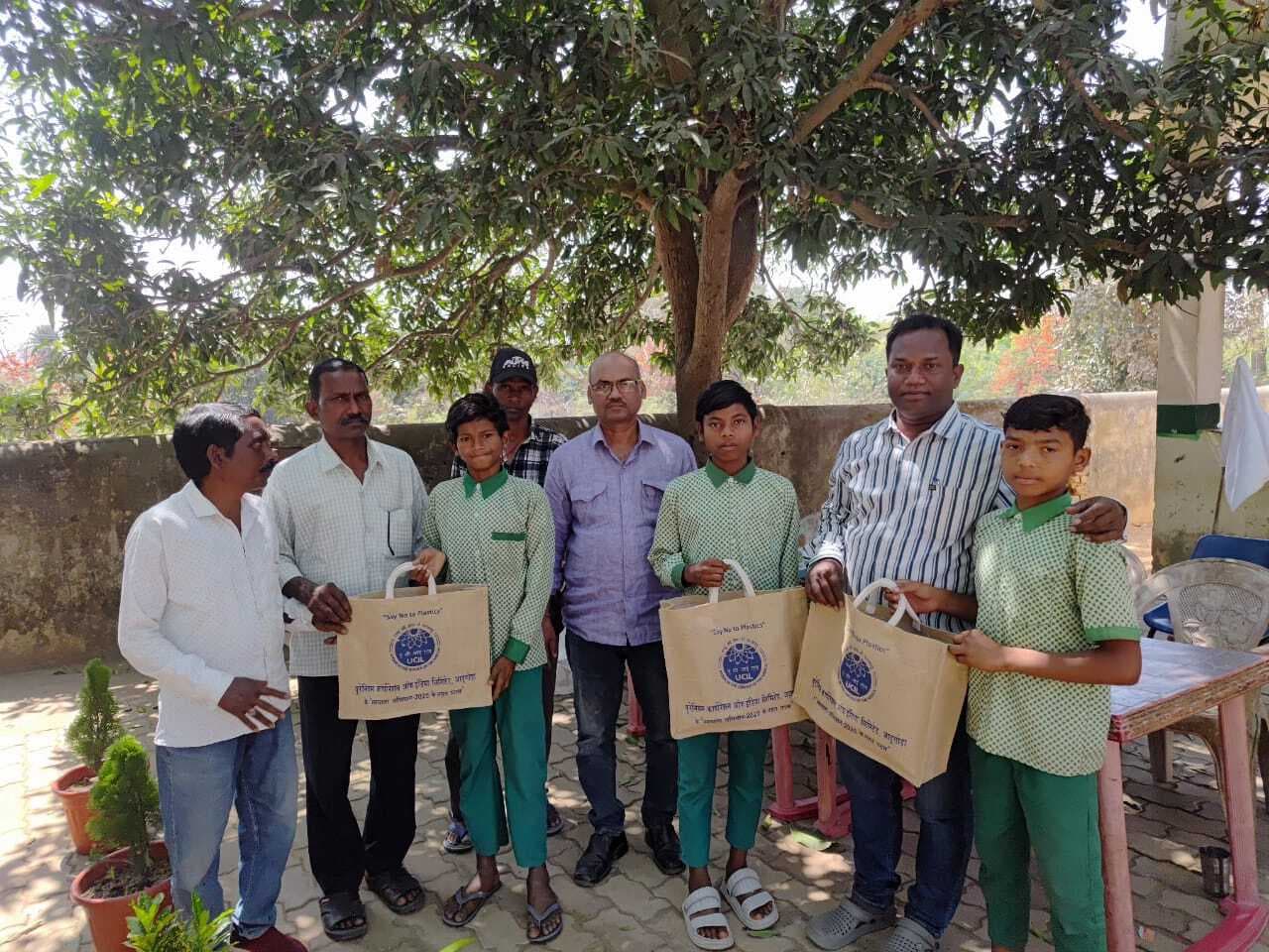 Jamshedpur news. यूसिल के सीएसआर फंड से जूट बैग, थर्मस बोतल एवं टिफिन दिया गया