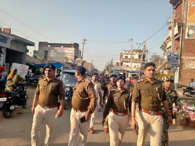 वजीरगंज में पुलिस ने निकाला फ्लैग मार्च