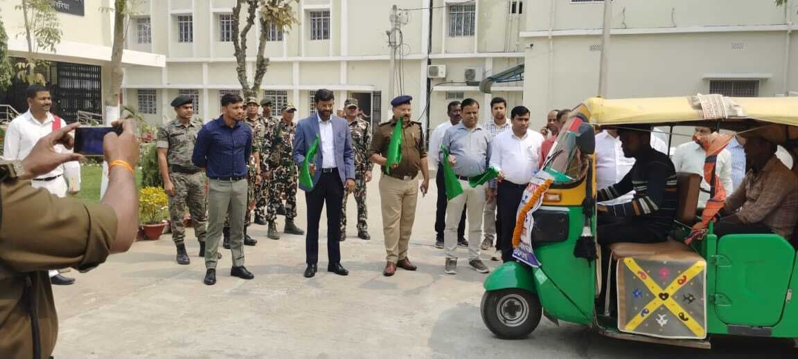 चापाकल मरम्मत दल को डीएम ने किया रवाना