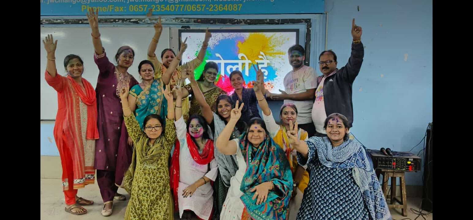 Jamshedpur news. वर्कर्स कॉलेज में शिक्षक-शिक्षिकेतर कर्मियों ने खेली होली
