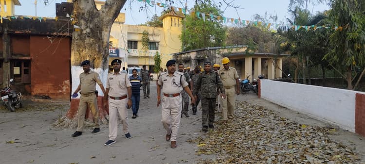 Deoghar news :पुलिस ने फ्लैग मार्च कर लोगों को शांतिपूर्वक माहौल में होली मनाने की अपील की