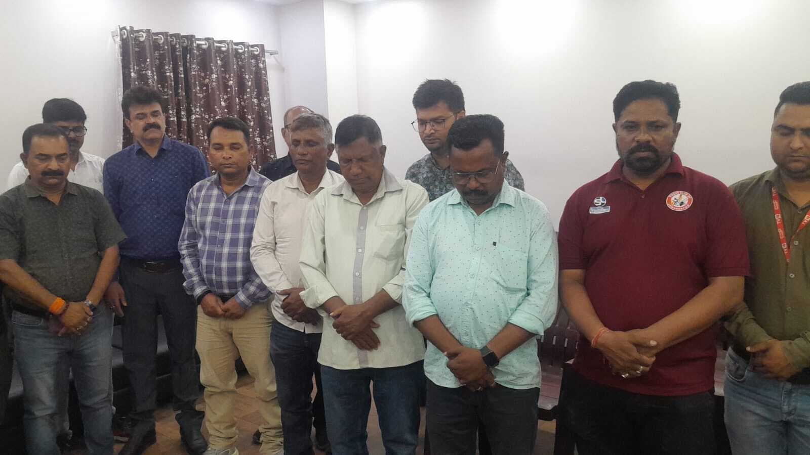 Jamshedpur news. प्रेस क्लब ने दिवंगत पत्रकार मनीष सिन्हा और अजय पांडेय को दी श्रद्धांजलि