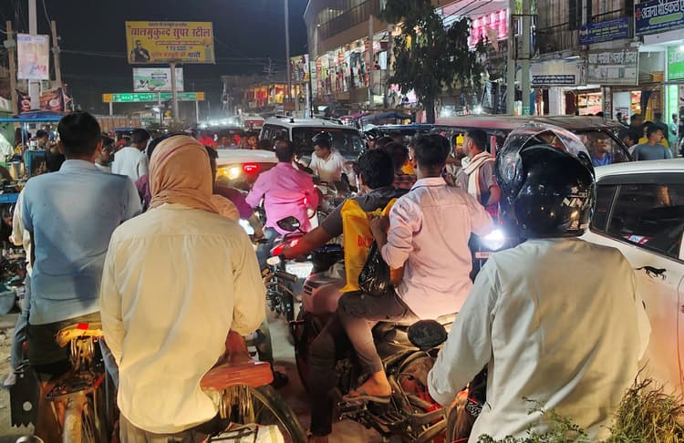 Aurangabad News : भखरुआं मोड़ पर लग रहे जाम का समाधान नहीं