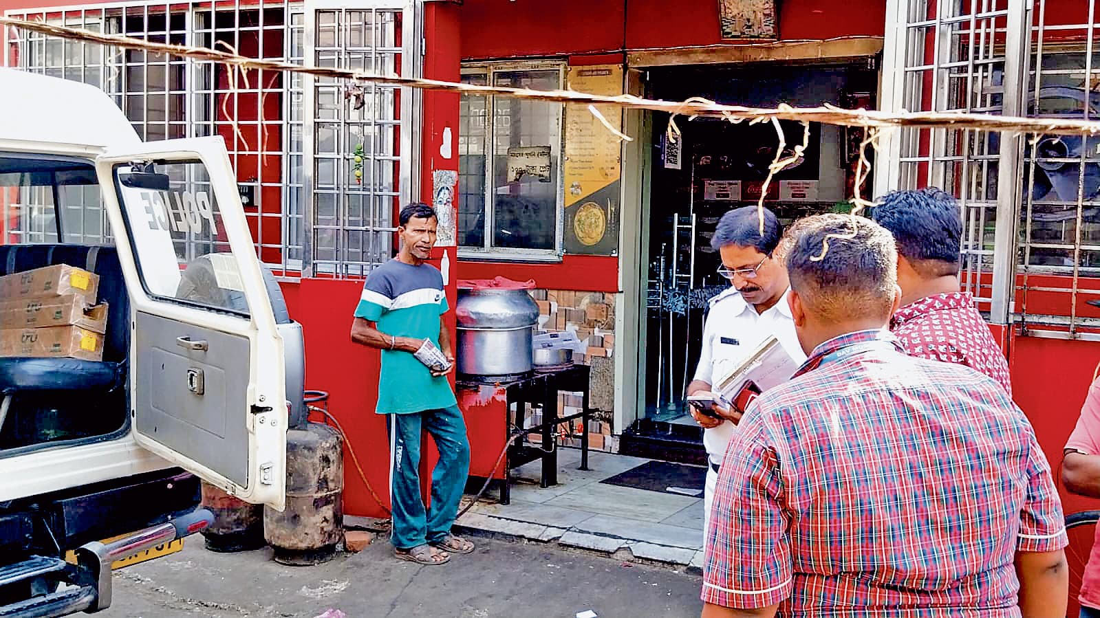 एक्सपायर्ड कोल्ड ड्रिंक्स बेचने पर व्यापारी गिरफ्तार, होटल सील