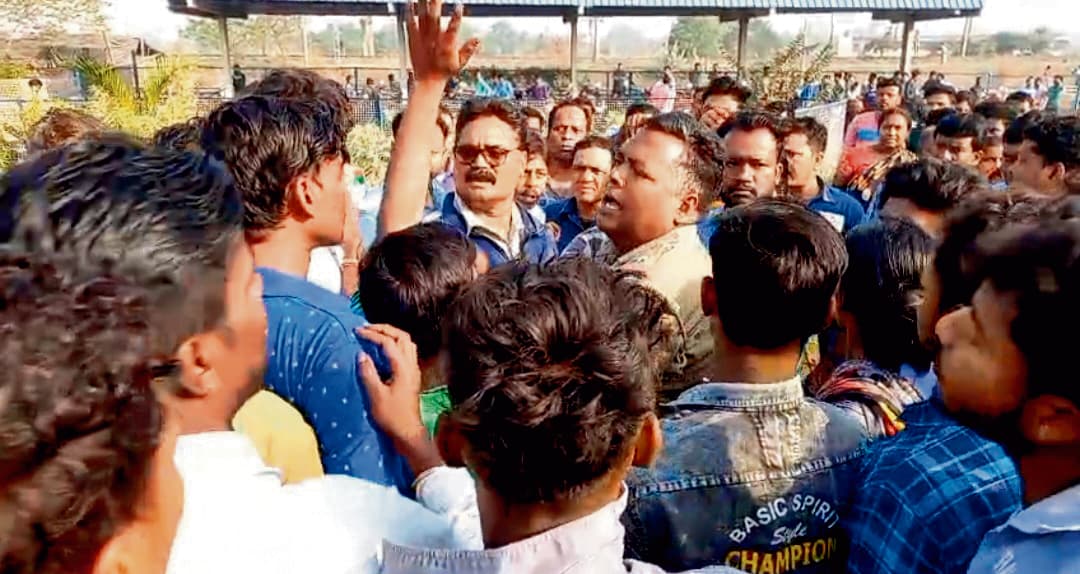 तृणमूल श्रमिक संगठन के ब्लॉक अध्यक्ष पर पैसे लेकर कारखानों में नियुक्त करने का आरोप