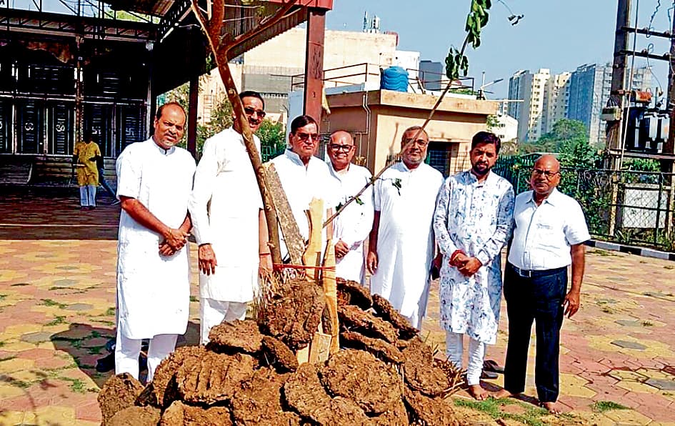 पूजन के बाद मारवाड़ी समाज ने किया होलिका दहन