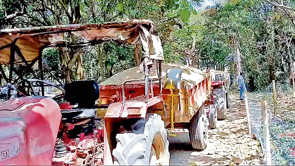 पुरुलिया में अवैध बालू से लदे छह ट्रैक्टर जब्त