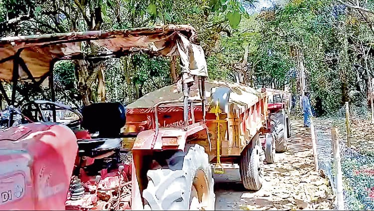 पुरुलिया में अवैध बालू से लदे छह ट्रैक्टर जब्त