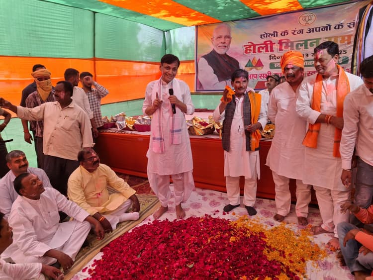 Samastipur News : मिलन समारोह में गृहराज्य मंत्री ने फूलों से खेली होली
