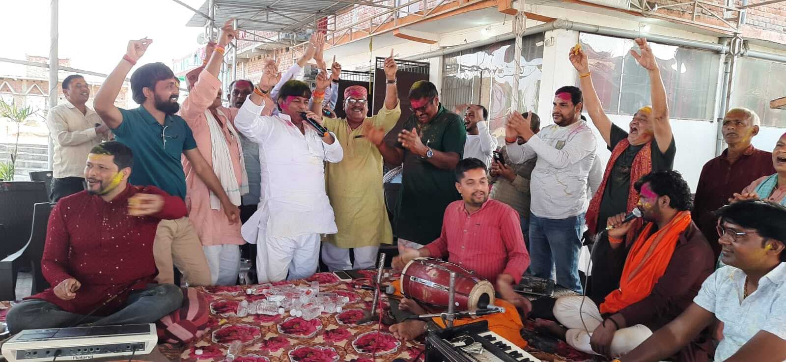 Nawada News : होली के पारंपरिक गीतों पर झूमे लोग, उड़े गुलाल