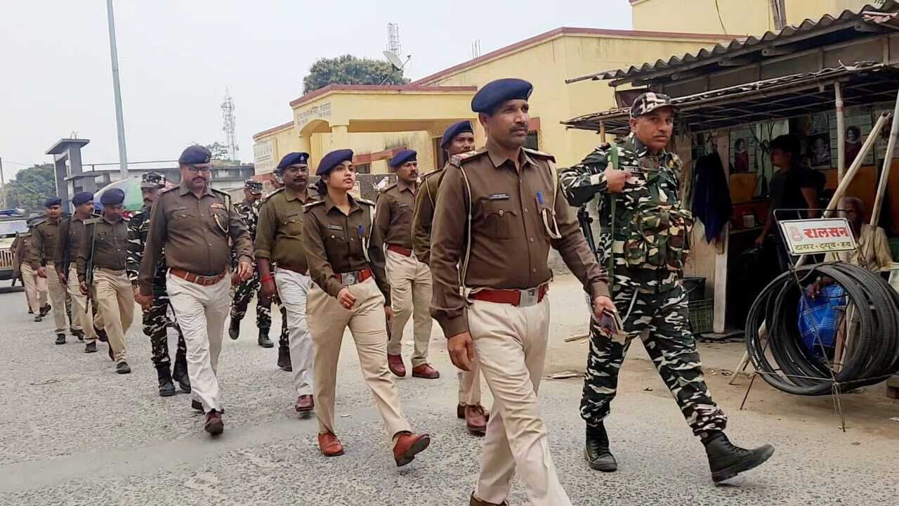 पुलिस प्रशासन ने पैरामिलिट्री फोर्स के साथ किया फ्लैग मार्च