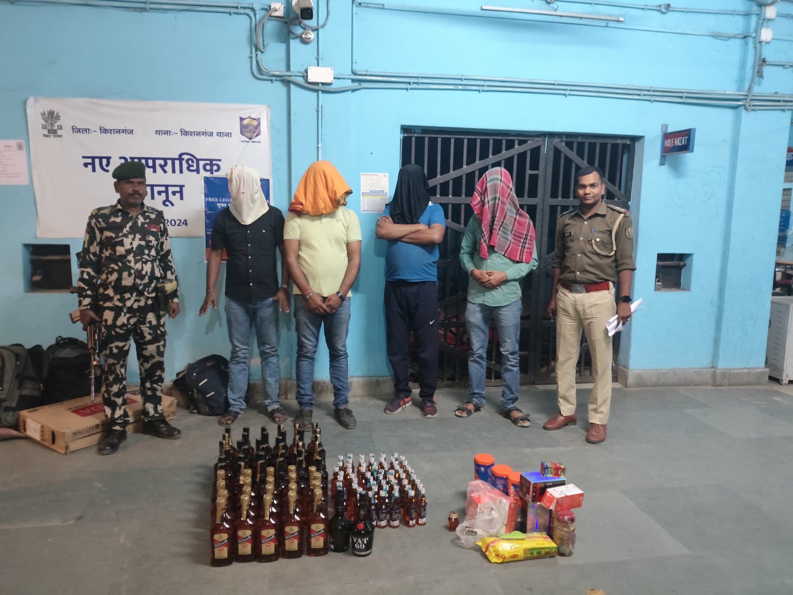 लग्जरी बस से शराब बरामद, चार तस्कर गिरफ्तार