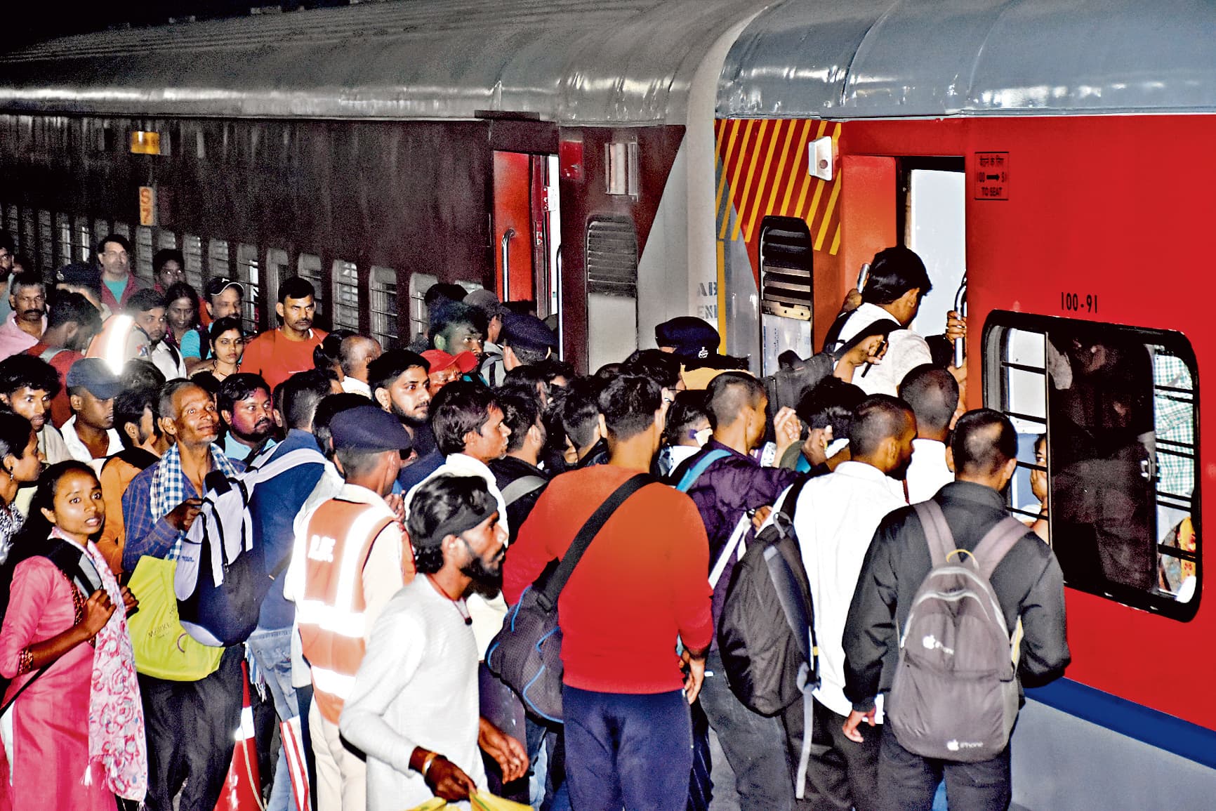 Ranchi News : ट्रेनों व बसों में भर कर गये होली मनाने लोग