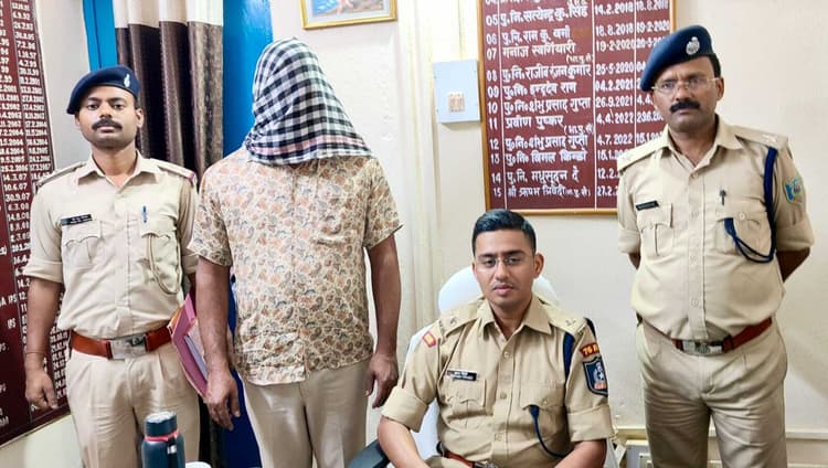 East Singhbhum News : एलआइसी में छह लाख की धोखाधड़ी का आरोपी गिरफ्तार