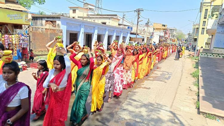 East Singhbhum News : 108 महिलाओं ने निकाली कलश यात्रा, यज्ञ-हवन में उमड़े श्रद्धालु