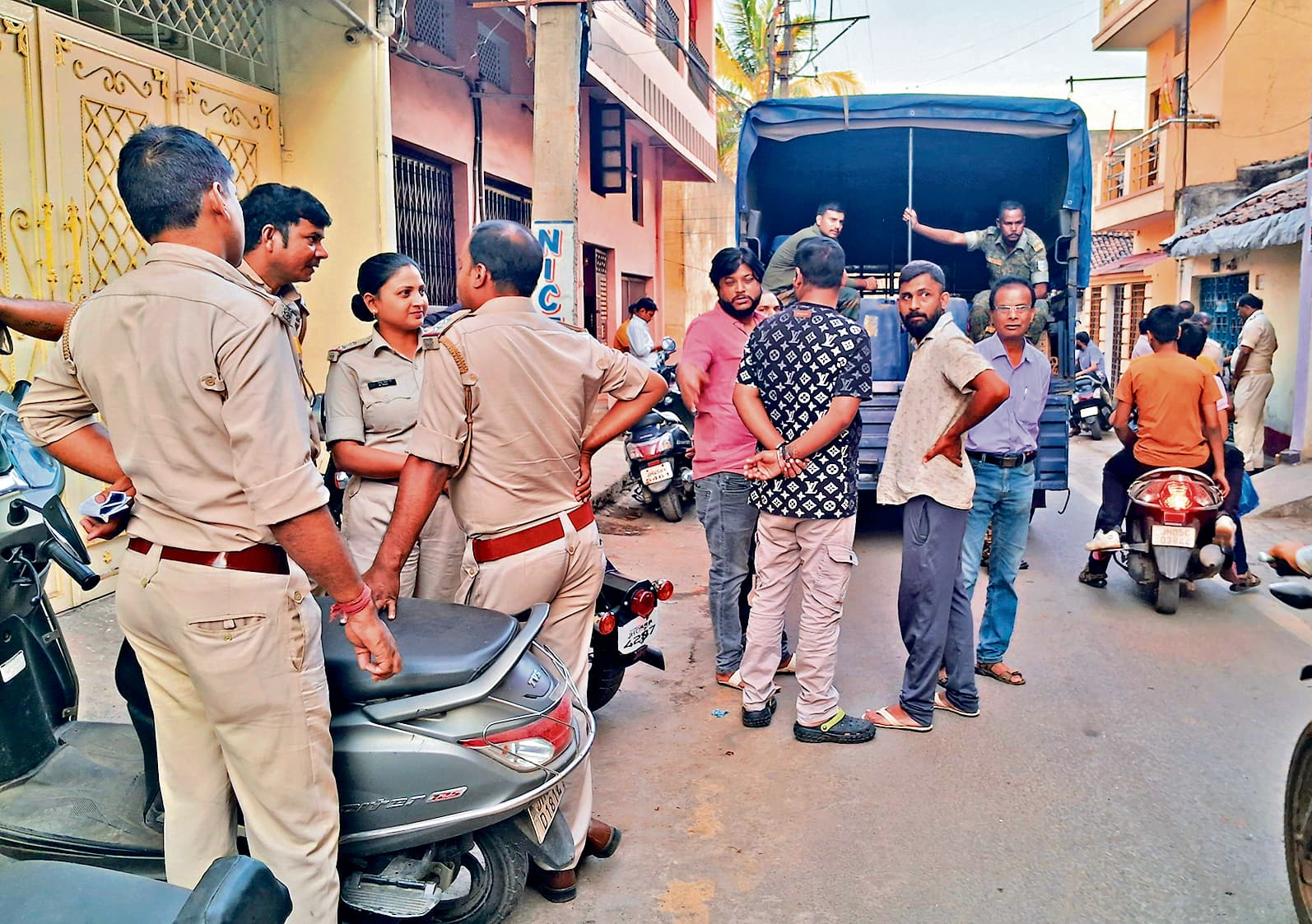 Jamshedpur News : जुगसलाई में कारोबारी के घर से लाखों की अवैध विदेशी शराब बरामद, कारोबारी राजेश आहूजा गिरफ्तार