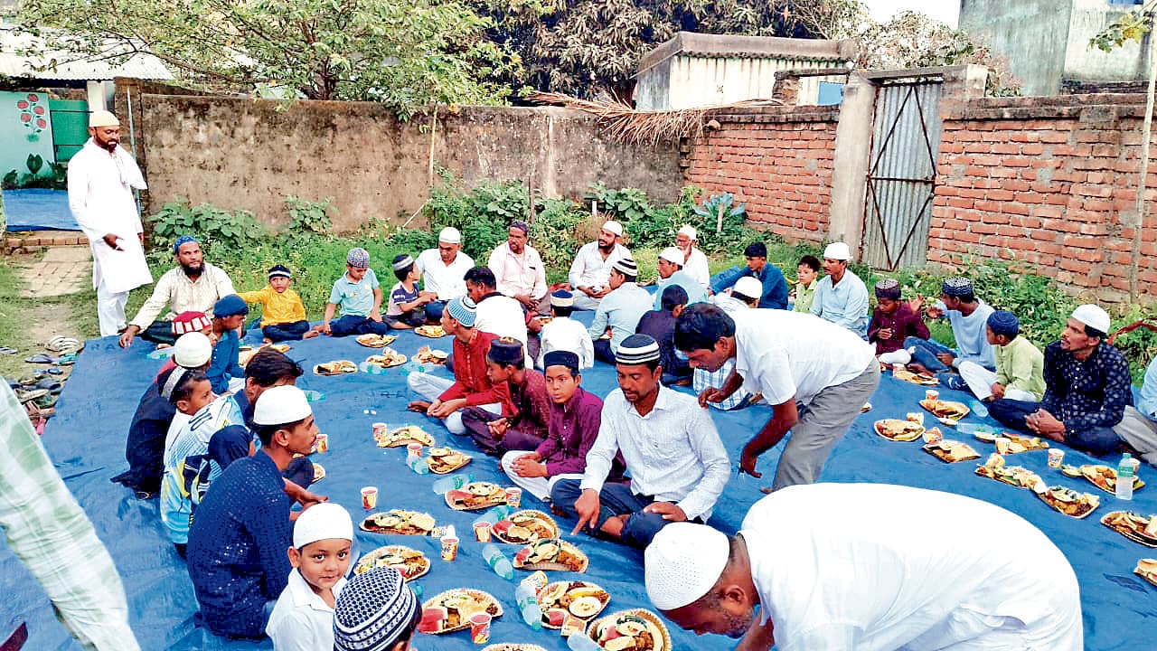 मलंग बाबा की दरगाह पर सर्वधर्म इफ्तार का एहतमाम