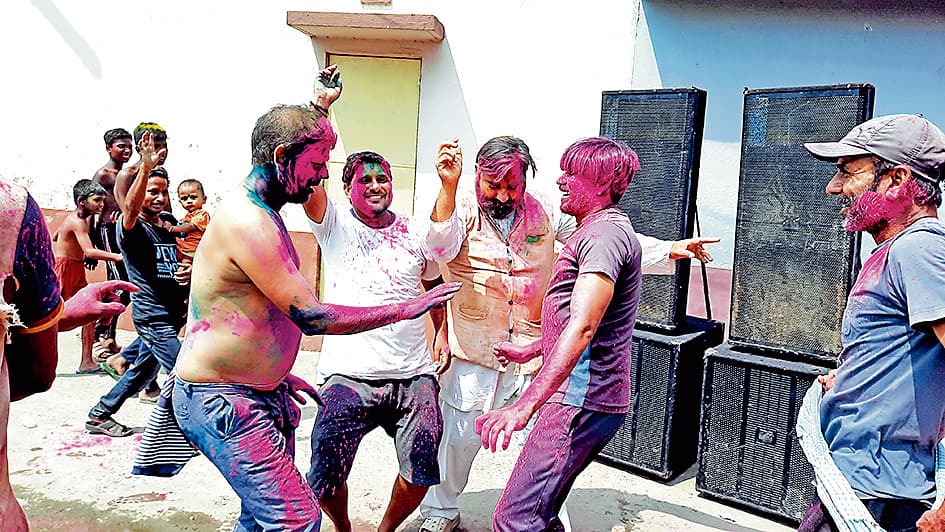 पानागढ़ में रही होली की धूम, हुड़दंगियों को लेकर पुलिस रही चौकस