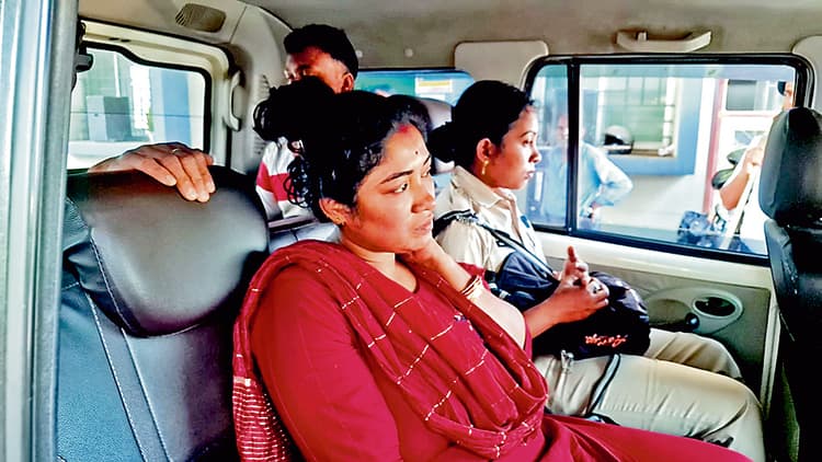 बर्थ सर्टिफिकेट के लिए फर्जी दस्तावेज देने पर दंपती हुआ गिरफ्तार